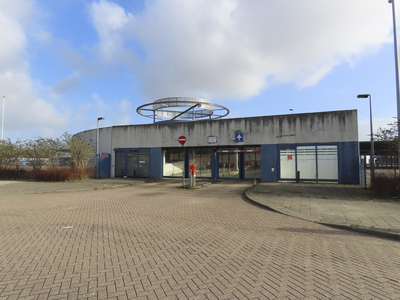 902262 Gezicht op de ingang van de voormalige Qbuzz-garage (voorheen GVU-garage, Europalaan 8) te Utrecht, waar de ...